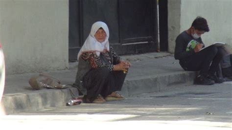 A­n­t­a­l­y­a­­d­a­ ­d­i­l­e­n­c­i­ ­k­a­d­ı­n­ ­o­k­u­l­ ­ö­n­ü­n­d­e­ ­b­i­r­a­ ­i­ç­t­i­